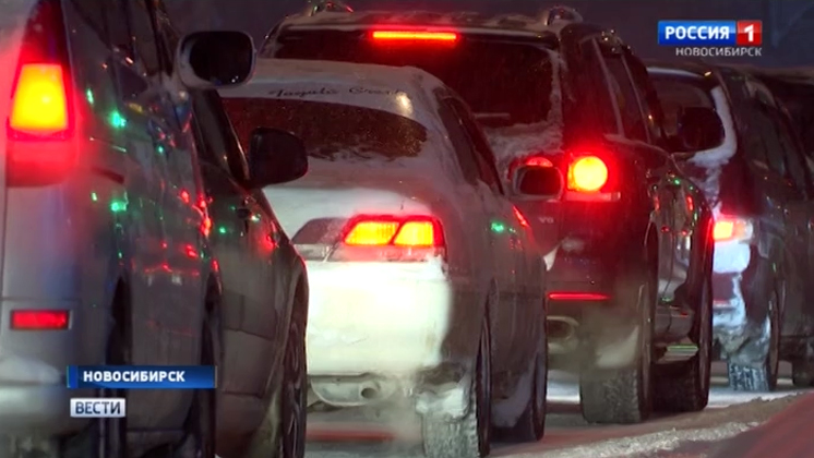 Пробки на дорогах, трассы закрыты, рейсы отменены: Новосибирск в снежном плену