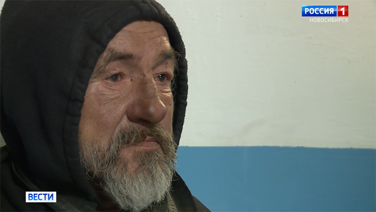 Новосибирский пенсионер живёт в подъезде под дверью квартиры родственников