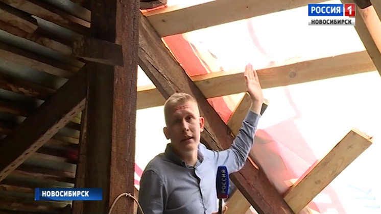 Жители дома по улице Колхидской жалуются на текущую с крыши воду