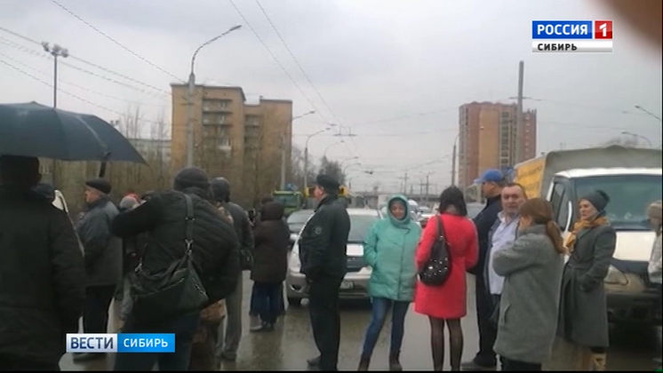 Красноярские бизнесмены перекрыли дорогу в знак протеста против сноса киосков