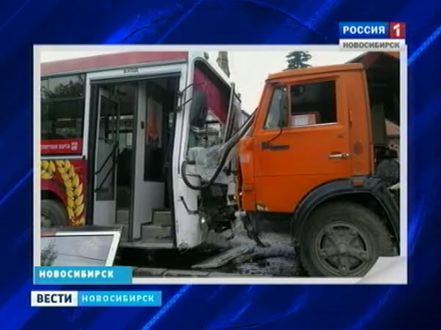 В Дзержинском районе пассажирский автобус столкнулся с грузовиком