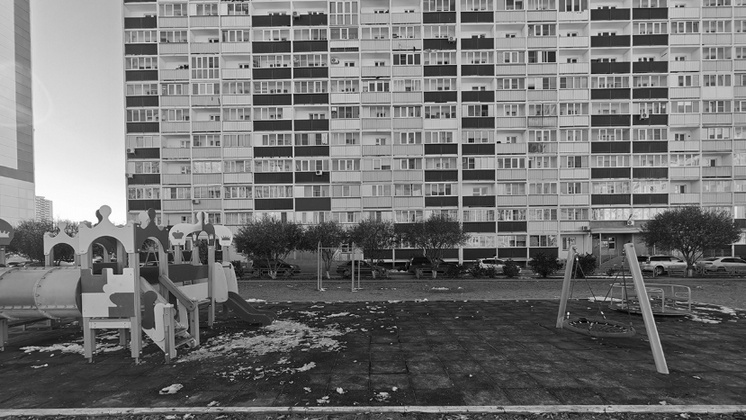 Труп мужчины нашли под окнами жилого дома на улице Виктора Уса в Новосибирске