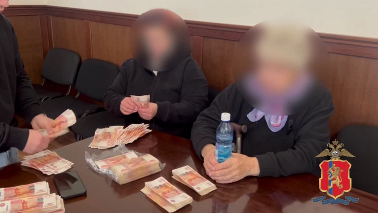 В Новосибирске благодаря помощи таксиста задержали помощников мошенников 