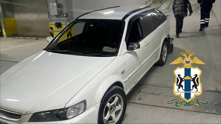 В Новосибирске автомобиль протаранил ворота подземной парковки