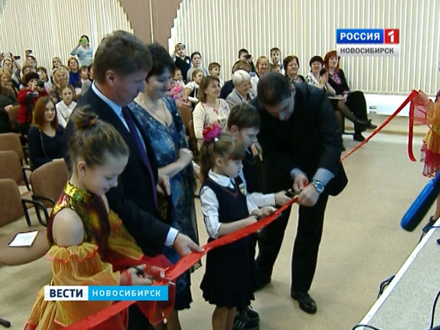 В одной из школ Калининского района открыли новый актовый зал