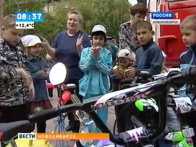 Сотрудники МЧС устроили праздник для ребятишек из новосибирского детского дома