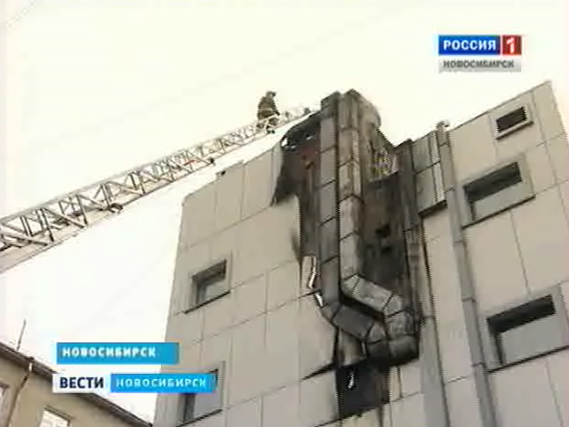 Пожар в центре Новосибирска. Сегодня утром загорелась крыша административного здания на Красном проспекте