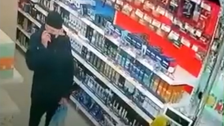 Новосибирские полицейские ищут подозреваемого в краже из магазина