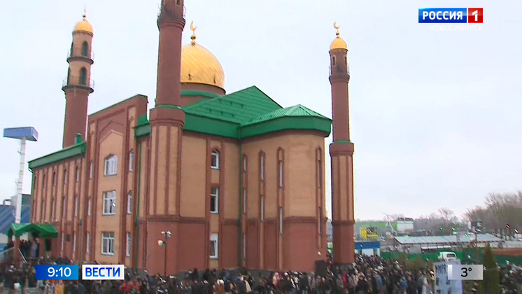 В Новосибирске сотни мусульман собрались у мечети на праздник Ураза-байрам