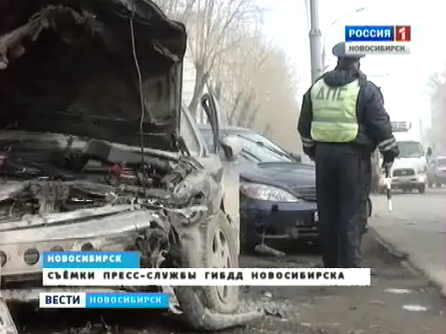 Серьезная автоавария произошла  сегодня на улице Сибиряков-Гвардейцев в Новосибирске