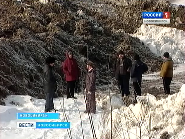 Пригороды Новосибирска заполняют грязным снегом, вывезенным с магистралей