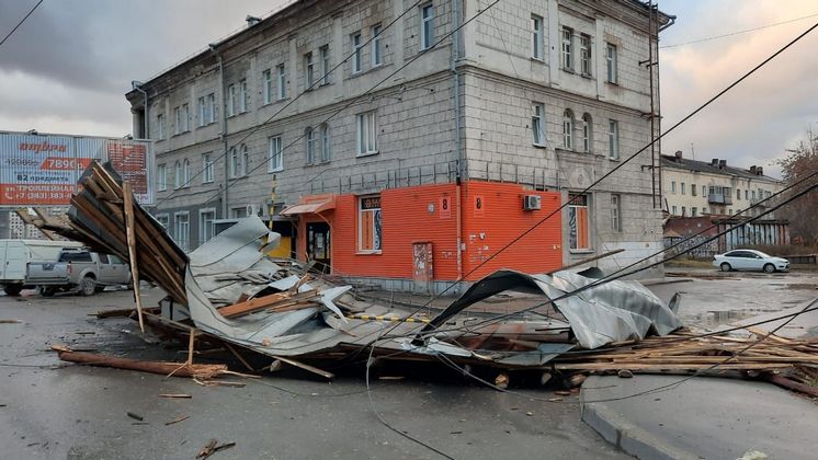 Новосибирская прокуратура организовала проверку после срыва ветром кровли общежития