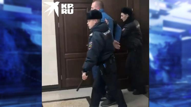 Житель Новосибирска проник в задание администрации и взял сотрудницу в заложники