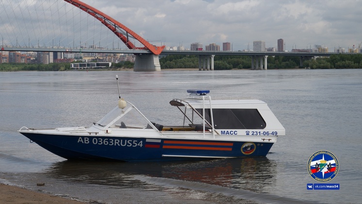 Новосибирские спасатели достали из воды пьяного рыбака и мужчину с неадекватным поведением