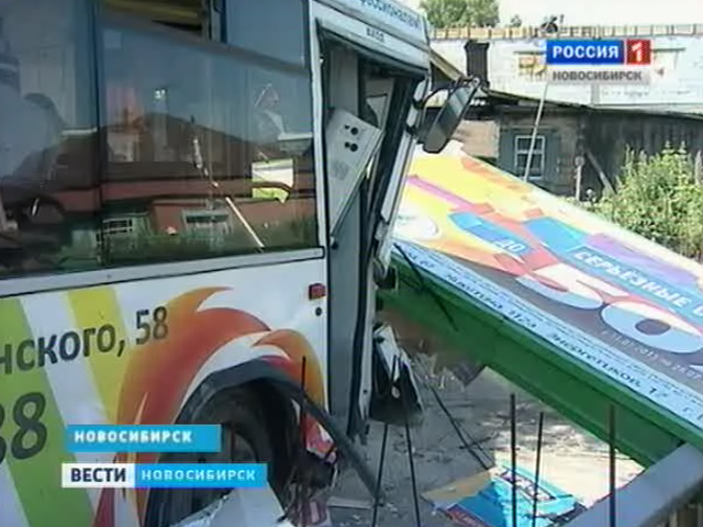 На улице Бориса Богаткова переполненный автобус столкнулся с минивэном