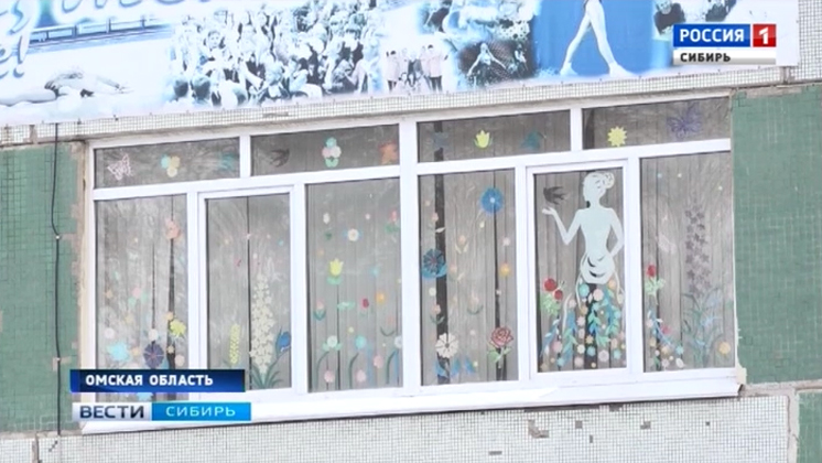 8-летняя девочка попыталась покинуть библиотеку в Омске и выпала из окна