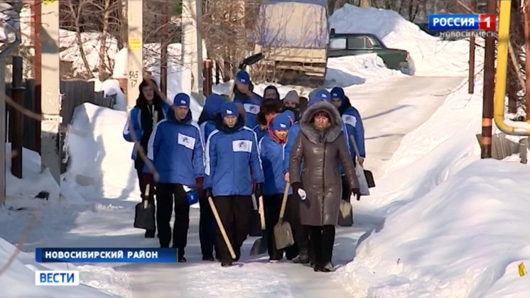 Молодые волонтеры вышли на новосибирские улицы для борьбы со снегом