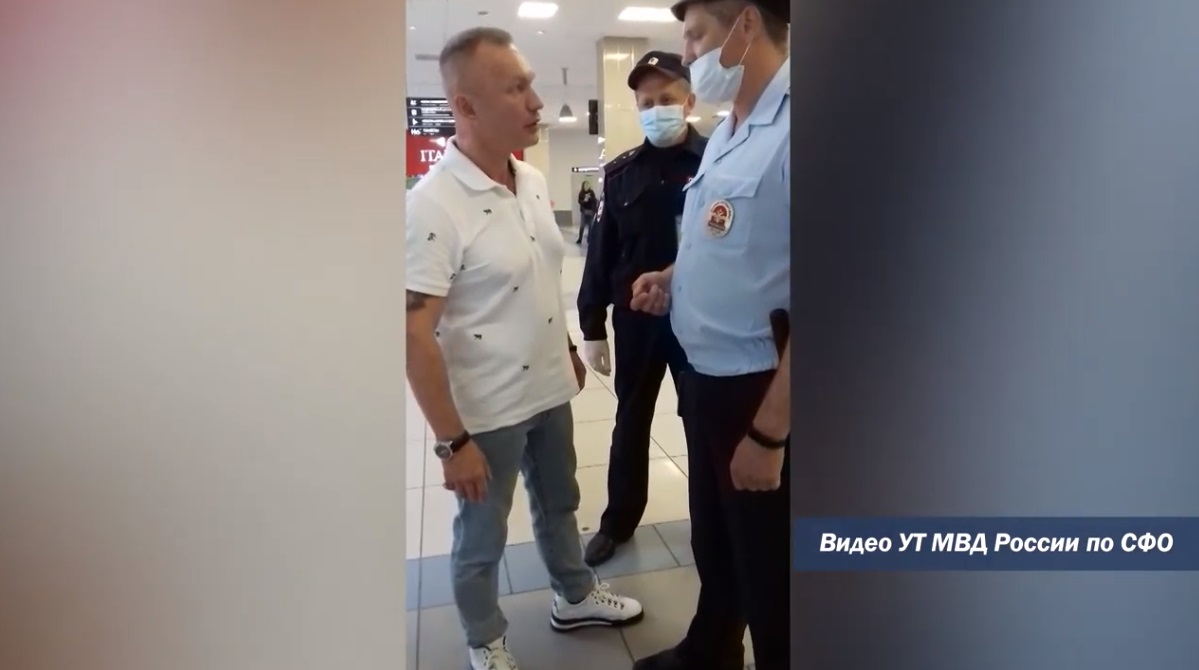 Москвич оскорбил полицейских в новосибирском аэропорту