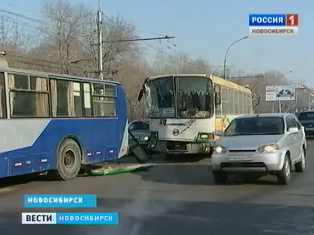 В Новосибирске столкнулись автобус и троллейбус