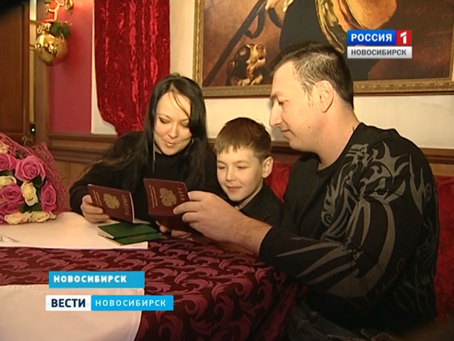 В Новосибирске впервые выдали паспорта иностранцам-носителям русского языка