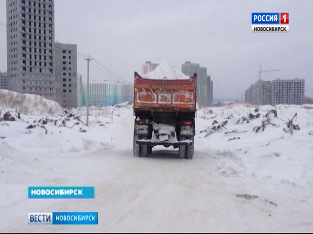 Незаконный снегоотвал в Новосибирске продолжает расти