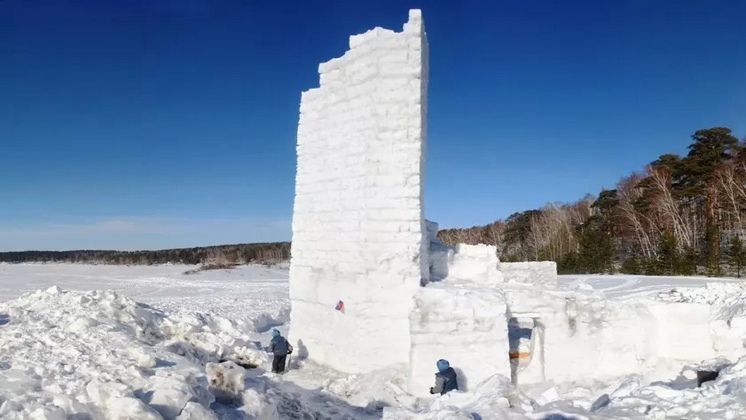 В новосибирском Академгородке местный житель каждый год строит башни из снега