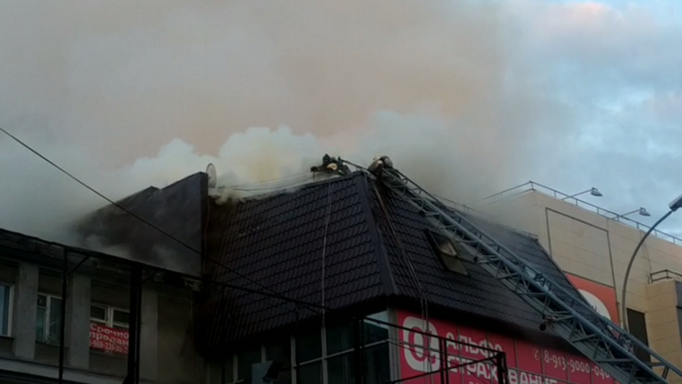 Сильный пожар на Центральном рынке Новосибирска