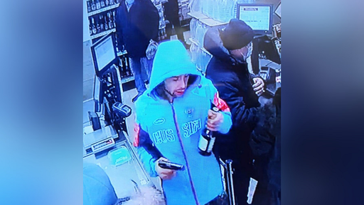 Новосибирец с пистолетом похитил бутылку коньяка из магазина