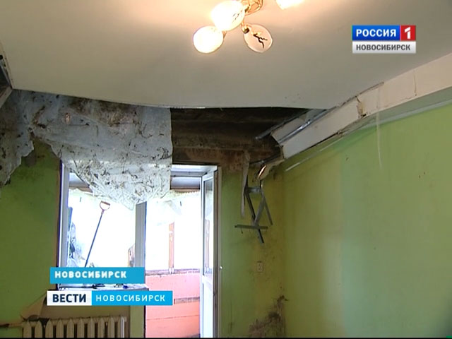 В Новосибирске на улице Дениса Давыдова обрушились перекрытия крыши дома