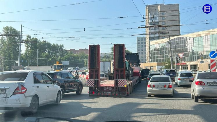 Площадь Труда в Новосибирске парализовало аварией грузовика и легковушки