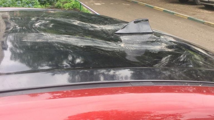 В Новосибирске неадекватный мужчина испортил чужой автомобиль