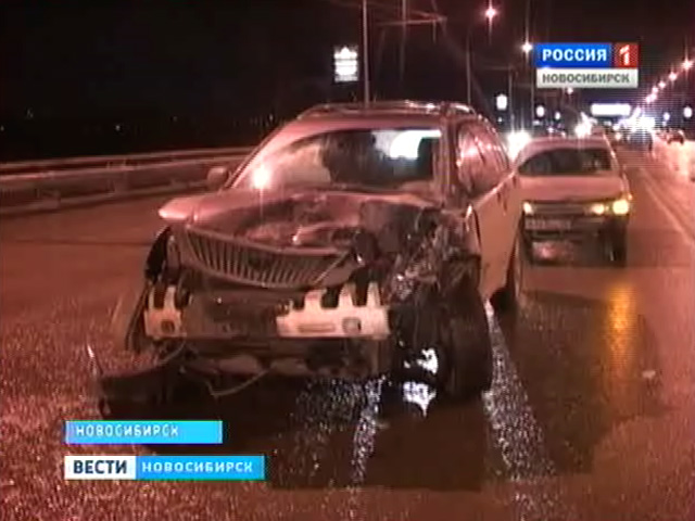 В Новосибирске водитель легкового автомобиля не справился с управлением и въехал в остановку пассажирского транспорта