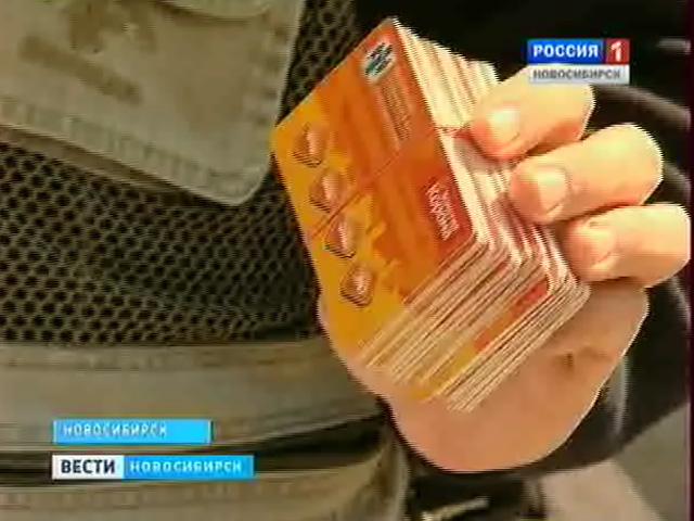 Новосибирским льготникам начали приносить на дом новые пластиковые карты