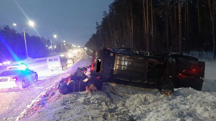 Новосибирский водитель врезался в снежный вал и разбился насмерть