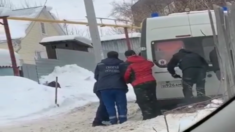В Новосибирске застрявшая в снегу «скорая» не смогла помочь сбитой девушке