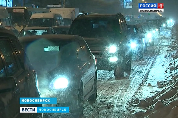 Новосибирск засыпало снегом: город встал в 9-бальных пробках