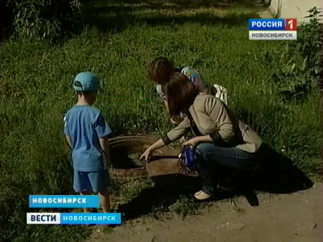 В Новосибирске ребенок провалился в аварийный канализационный люк