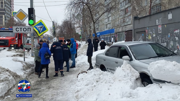 Легковой автомобиль вылетел на тротуар в Новосибирске и врезался в сугроб