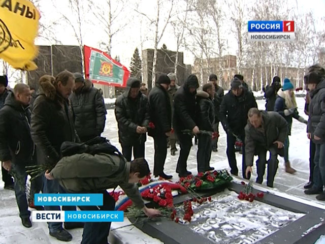 В Новосибирске на монументе славы почтили память солдат, погибших в Чечне