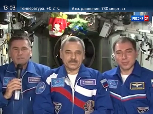 Российские космонавты поздравили землян с Новым годом из космоса