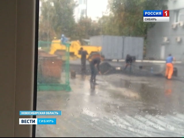 Новосибирец снял на видео рабочих, укладывающих асфальт в лужу на улице Серебренниковской