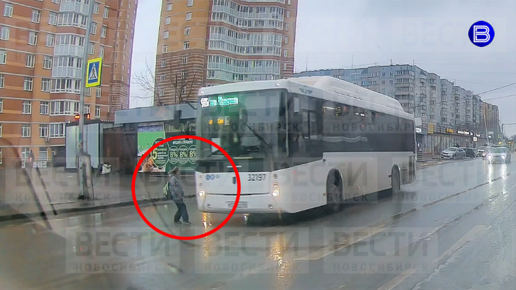 В Новосибирске наказали водителя автобуса за едва не сбитого ребенка на переходе