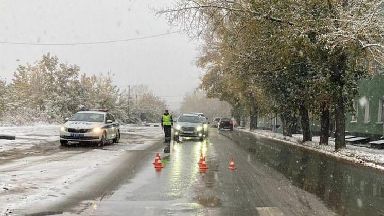 17-летнюю девушку-пешехода увезли в больницу после наезда на переходе в Новосибирске
