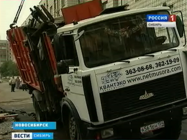 В Новосибирске мусоровоз провалился в свежее дорожное покрытие