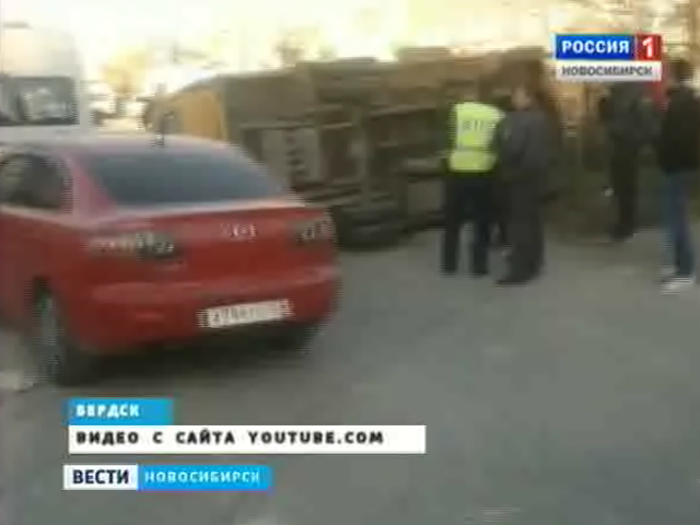 Пассажирская газель перевернулась в Бердске после столкновения с иномаркой
