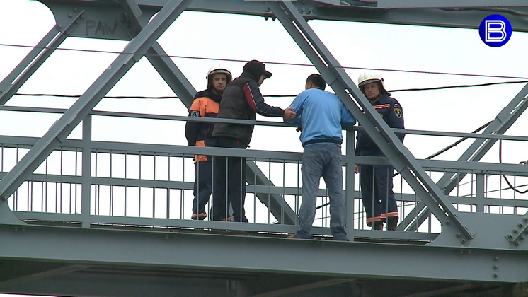 В Новосибирске спасли от необдуманного поступка стоящего за перилами моста мужчину