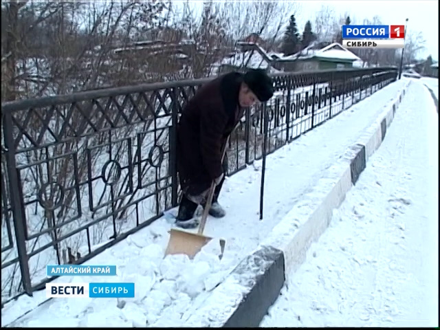 Вместо коммунальщиков – инвалид: житель Барнаула решил сам убирать мост
