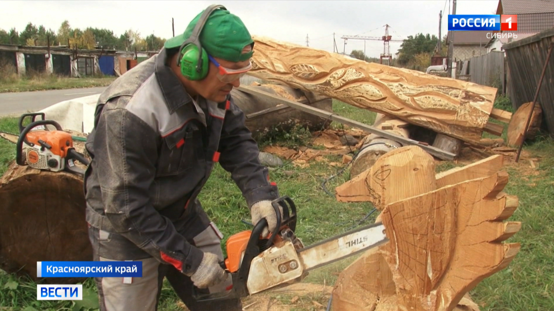 Отец и сын превращают древесину в произведения искусства в Красноярском крае