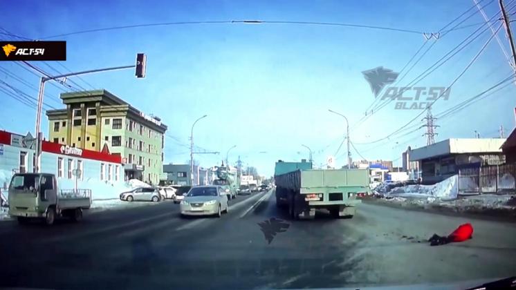 57-летняя женщина перебегала дорогу на красный свет и попала под грузовик в Новосибирске