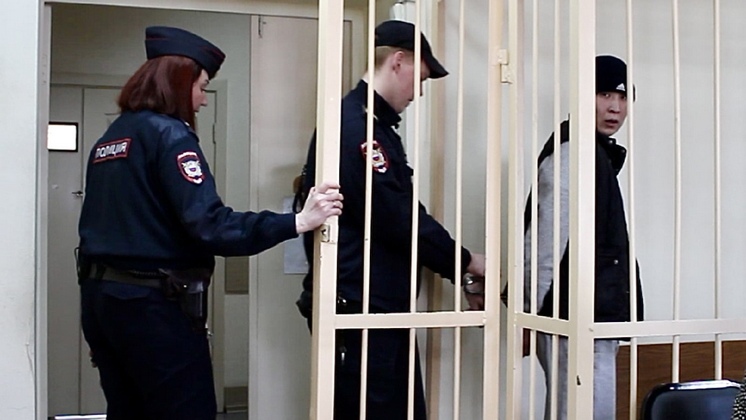 В Новосибирске начали судить справившего нужду на Вечный огонь гостя из Тувы
